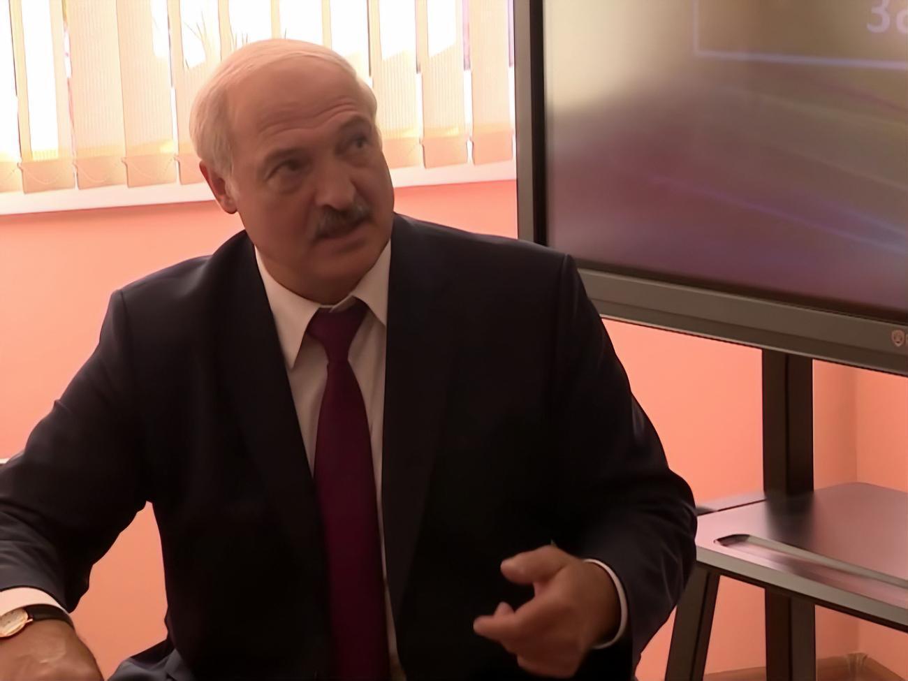 Лукашенко: У мене є електрична машина Tesla. Я іноді її тестую. Маск подарував