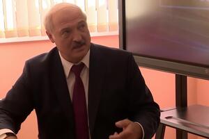 Лукашенко: У мене є електрична машина Tesla. Я іноді її тестую. Маск подарував