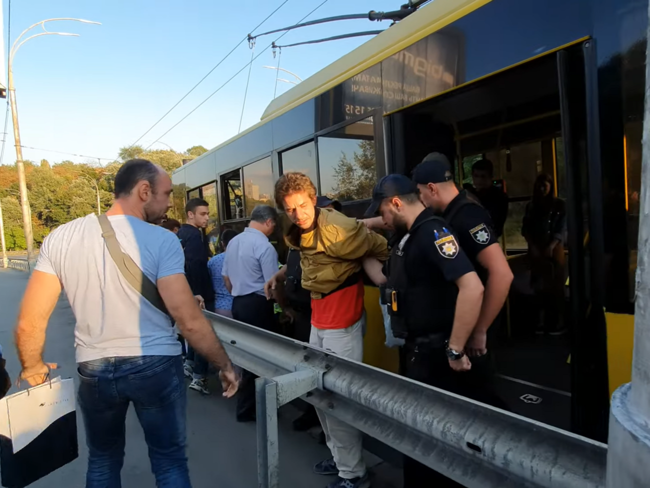 Підозрюваного впізнали пасажири