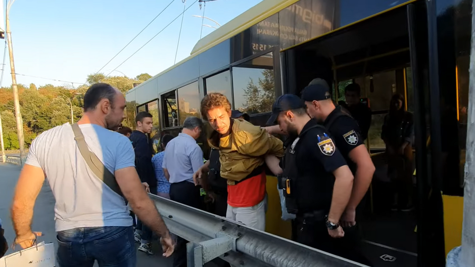 Підозрюваного впізнали пасажири