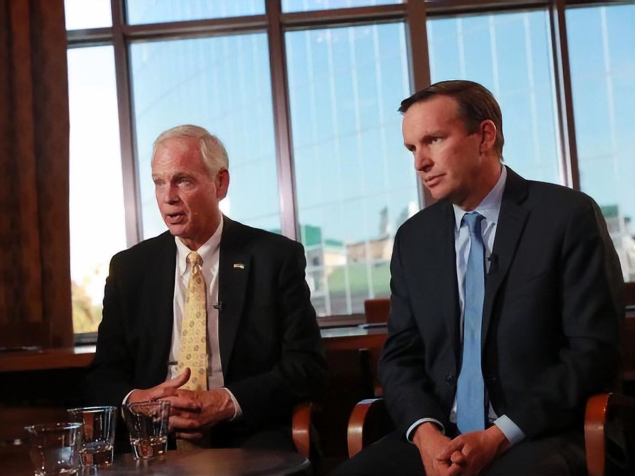 Джонсон (зліва): Ми бачимо, як Китай тисне на свободу людей у Гонконзі