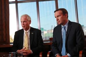 Джонсон (зліва): Ми бачимо, як Китай тисне на свободу людей у Гонконзі