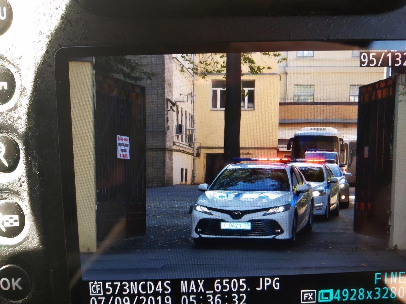 По словам журналиста, в одном из трех автобусов находится спецназ