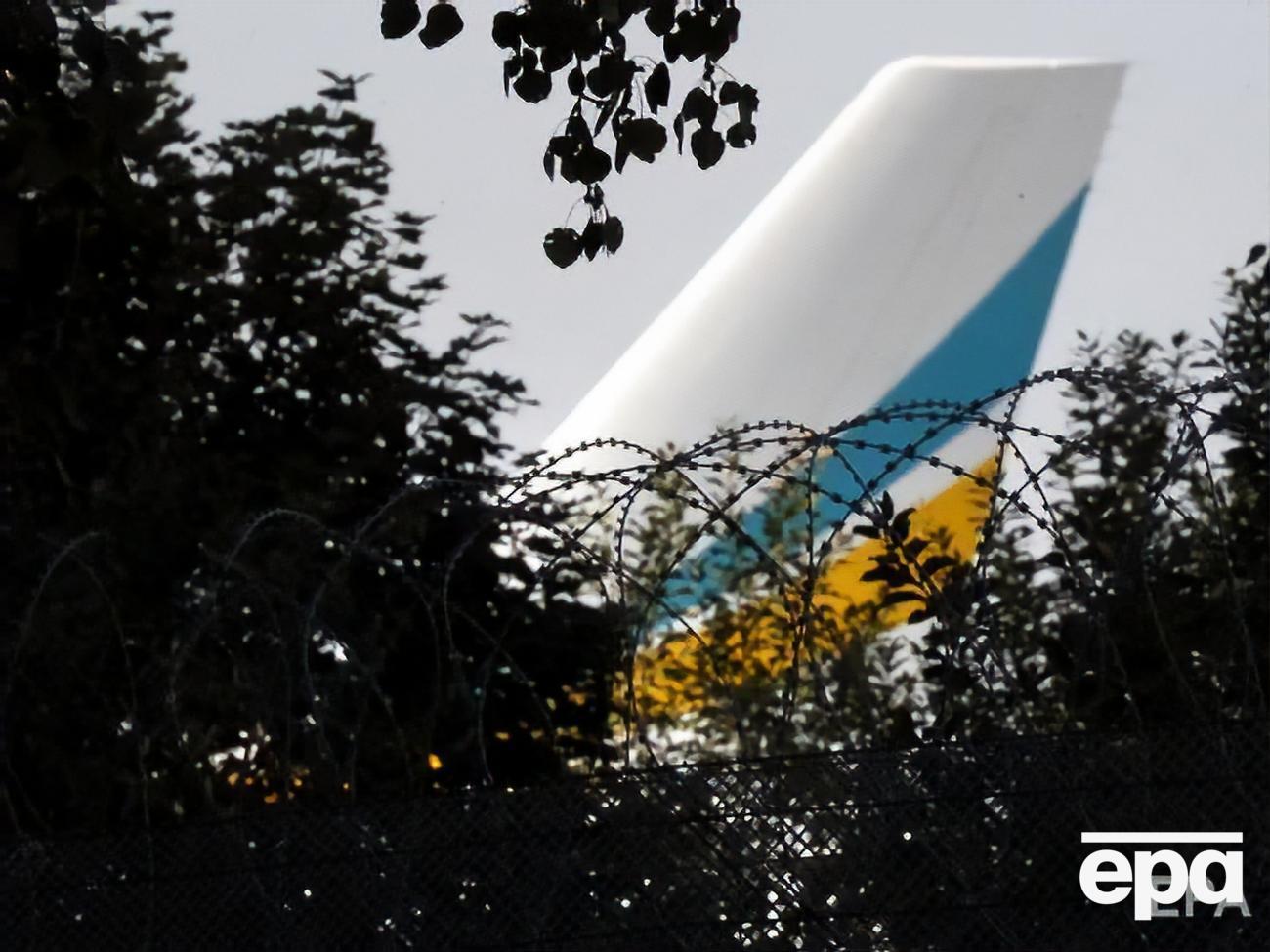 Родственники политзаключенных находятся на поле