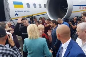 Літак із 35 звільненими українцями приземлився в "Борисполі"