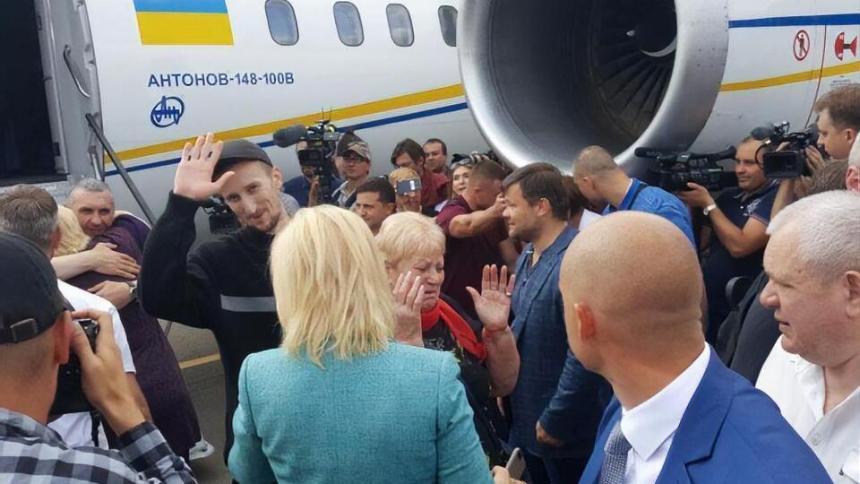 Літак із 35 звільненими українцями приземлився в "Борисполі"