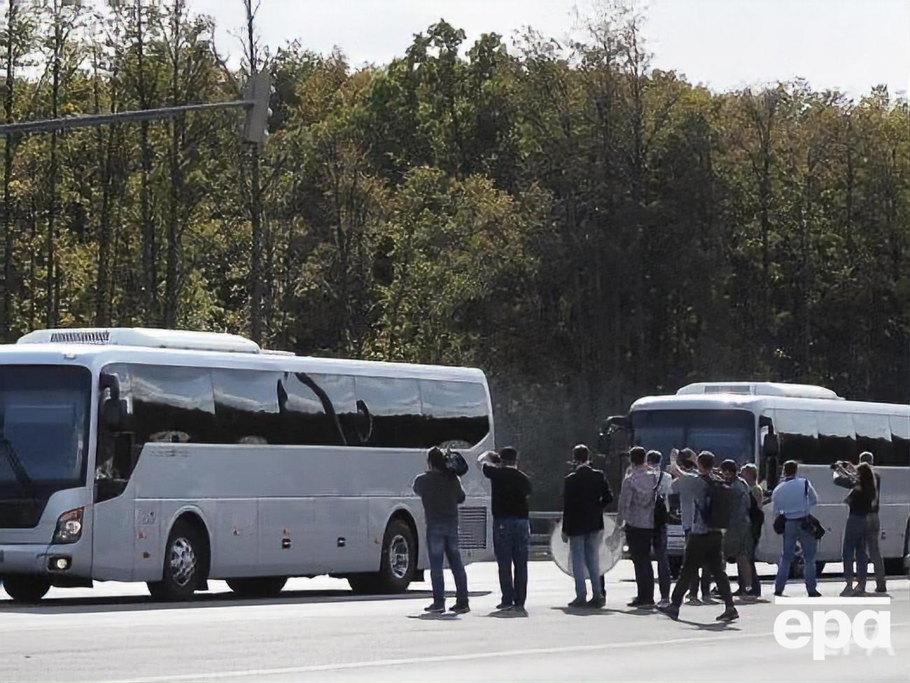Освобожденных посадили в два автобуса