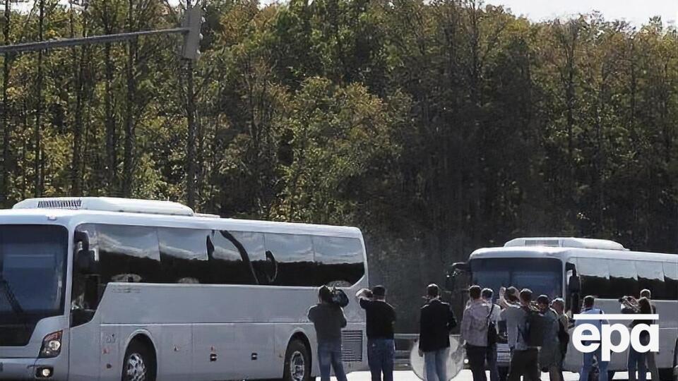 Освобожденных посадили в два автобуса