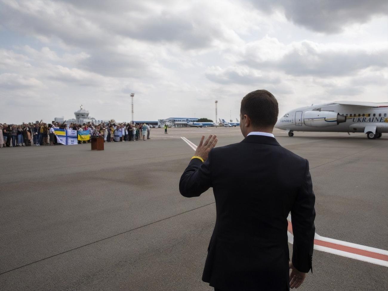 Зеленський зустрічав українців в аеропорту