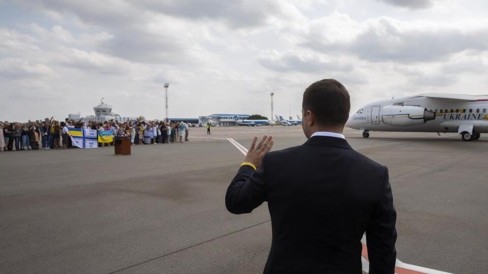 Зеленський зустрічав українців в аеропорту