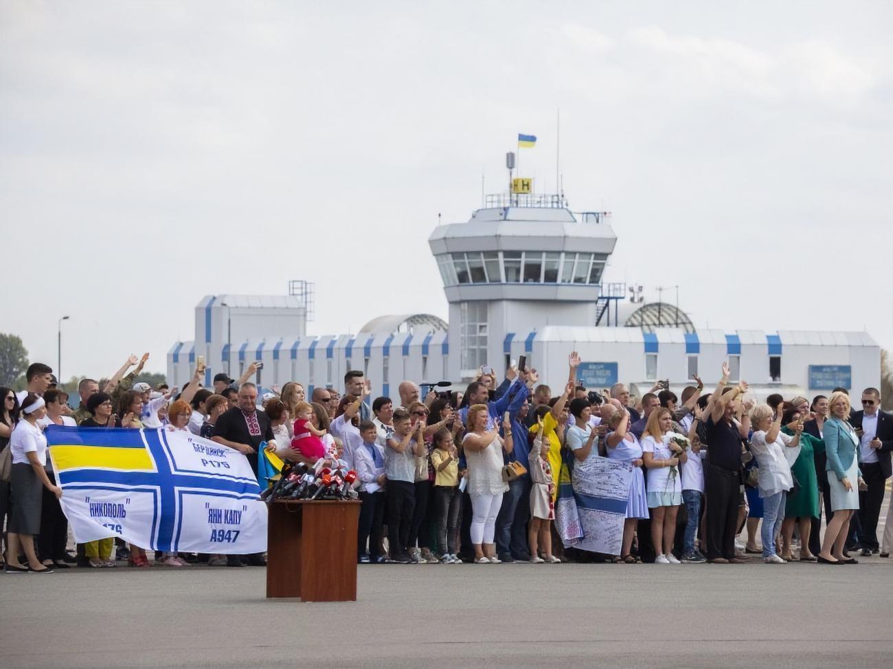 Моряков и политзаключенных встречали в аэропорту Борисполь