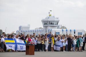 Моряков и политзаключенных встречали в аэропорту Борисполь