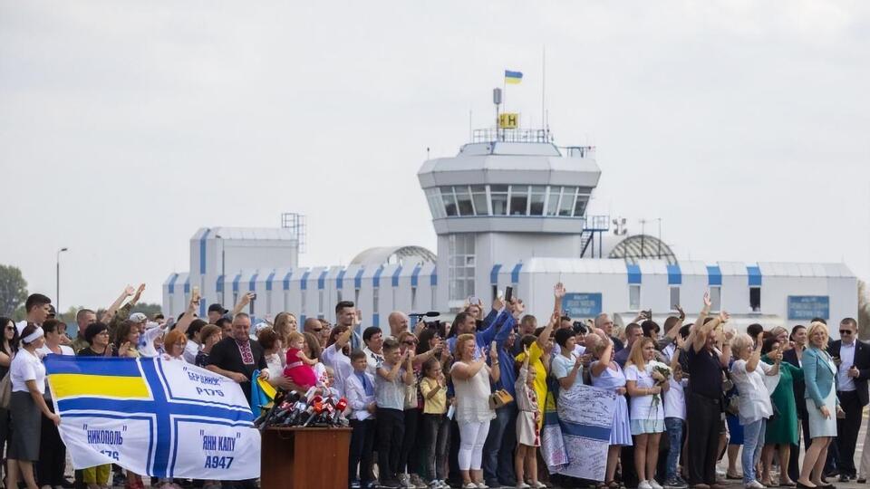 Моряків і політв'язнів зустрічали в аеропорту "Бориспіль"