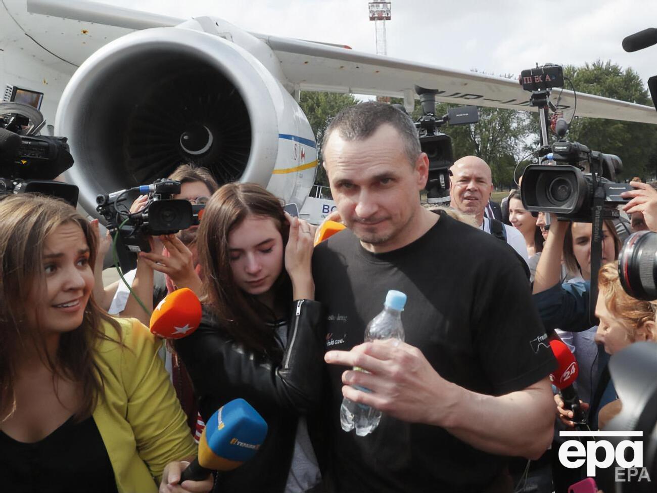 Сенцов не стал общаться с прессой у больницы