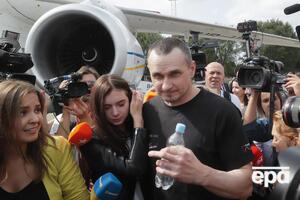 Сенцов не стал общаться с прессой у больницы