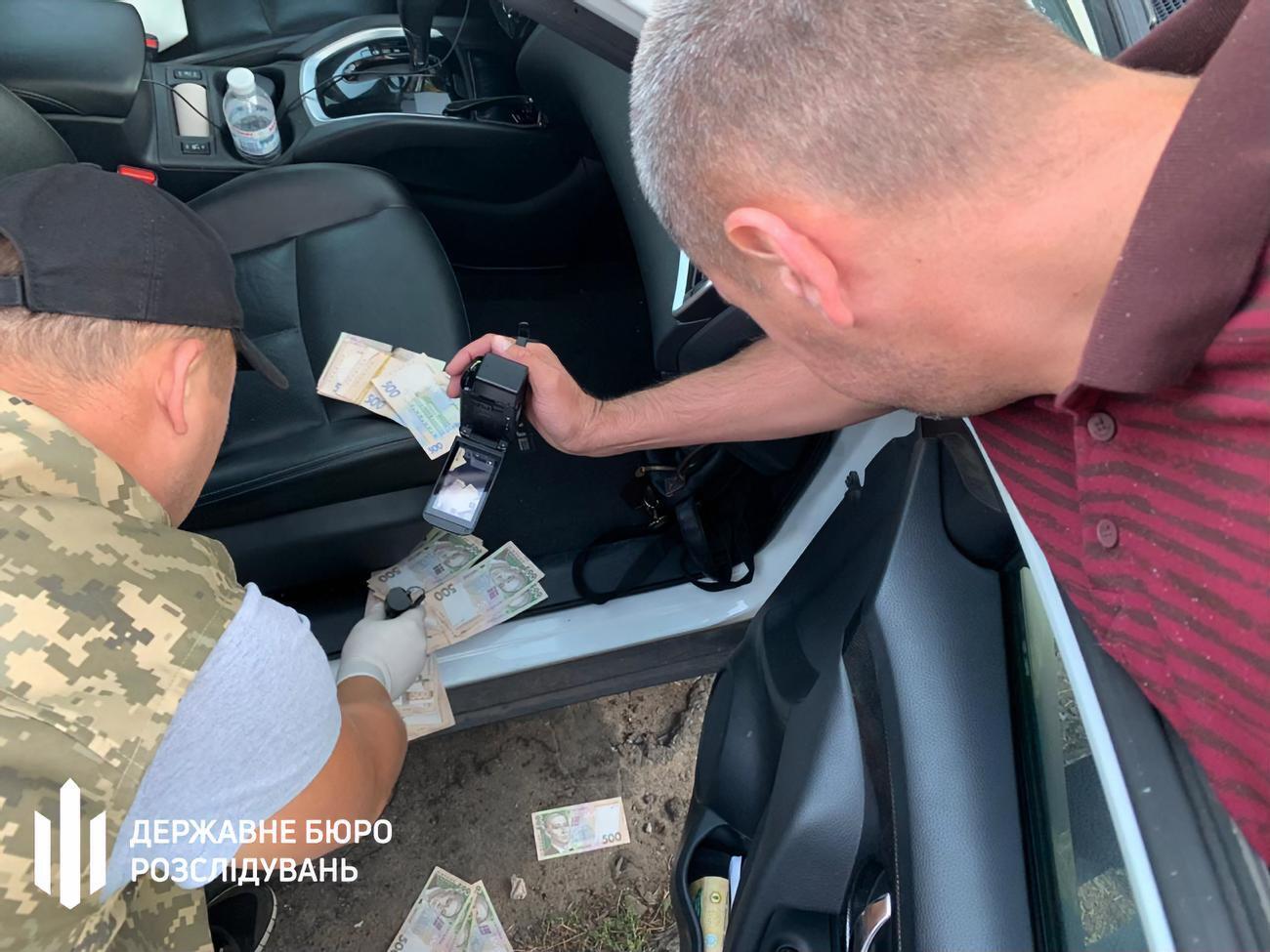 Співробітники ДБР затримали прикордонника за ст. 208 Кримінального процесуального кодексу України