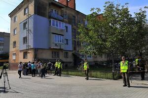 Рассматриваются три версии обрушения дома в Дрогобыче: подмыв здания из-за дождей, перепланировка или взрыв бытового газа