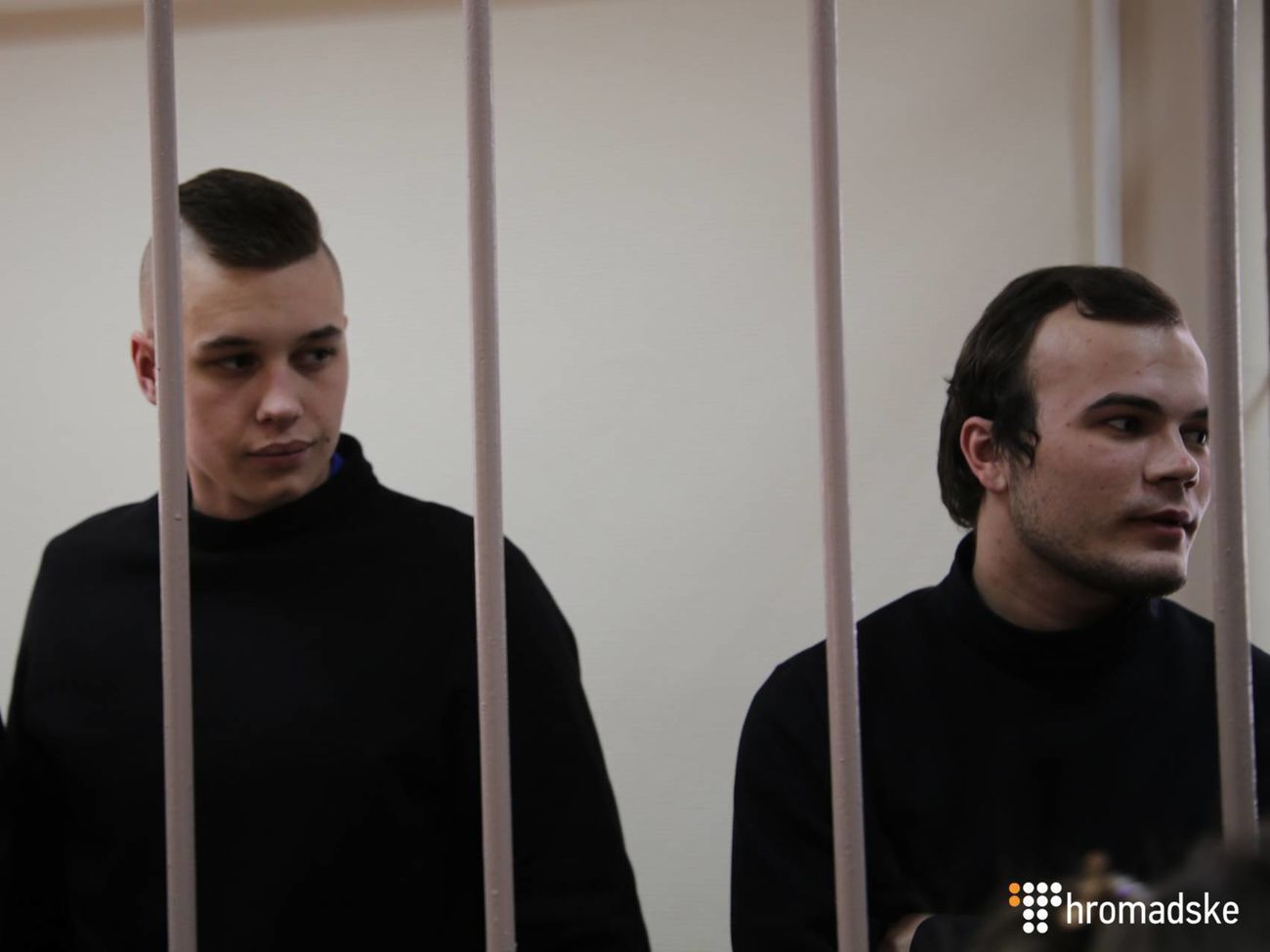 Эйдер (слева) заявил, что хотел экспериментировать с прической в знак протеста