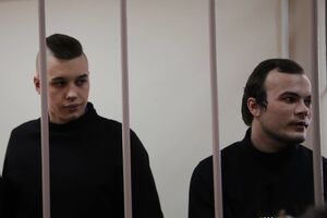 Эйдер (слева) заявил, что хотел экспериментировать с прической в знак протеста