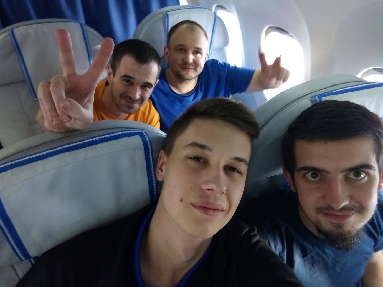 Эйдер (на первом плане) и другие украинские военнопленные моряки прибыли в Украину 7 сентября