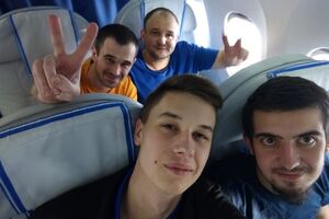 Эйдер (на первом плане) и другие украинские военнопленные моряки прибыли в Украину 7 сентября