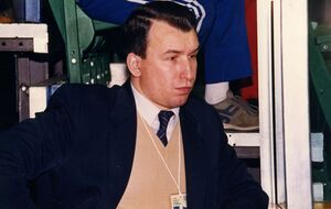 Замруководителя сборной команды СССР по хоккею майор КГБ Владимир Попов перед входом на скамейку запасных на матче СССР – Канада на Calgary Cap в 1987 году