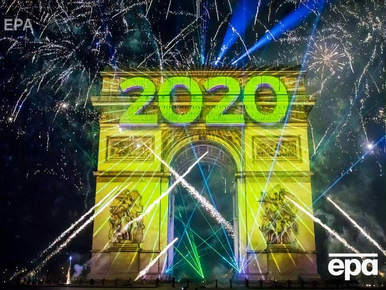 В Париже цифру 2020 спроецировали на Триумфальную арку