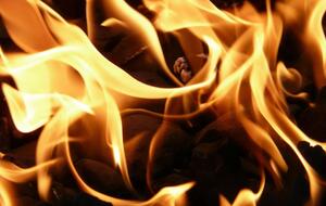 Пожар возник в одной из палаток, затем огонь перекинулся на другие, сообщает издание