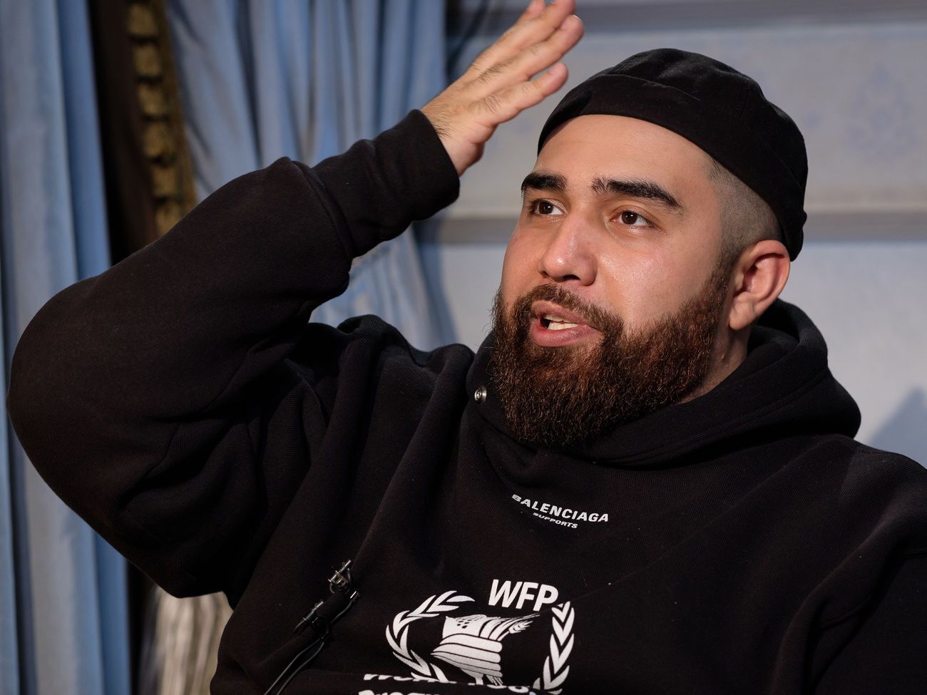 Jah Khalib: Выходит песня типа "Ты пчела, я пчеловод, и мы любим мед, та-та-та". Сделанная на коленке за пять минут. И я становлюсь Рахманиновым, который хотел доказать народу, что надо слушать нормальную музыку