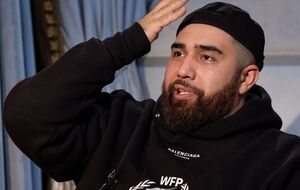 Jah Khalib: Выходит песня типа "Ты пчела, я пчеловод, и мы любим мед, та-та-та". Сделанная на коленке за пять минут. И я становлюсь Рахманиновым, который хотел доказать народу, что надо слушать нормальную музыку
