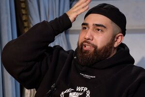Jah Khalib: Выходит песня типа "Ты пчела, я пчеловод, и мы любим мед, та-та-та". Сделанная на коленке за пять минут. И я становлюсь Рахманиновым, который хотел доказать народу, что надо слушать нормальную музыку