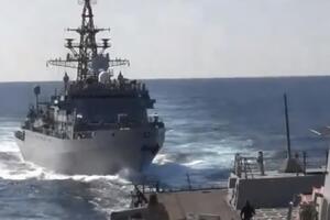 Російський корабель зманеврував біля корми есмінця США