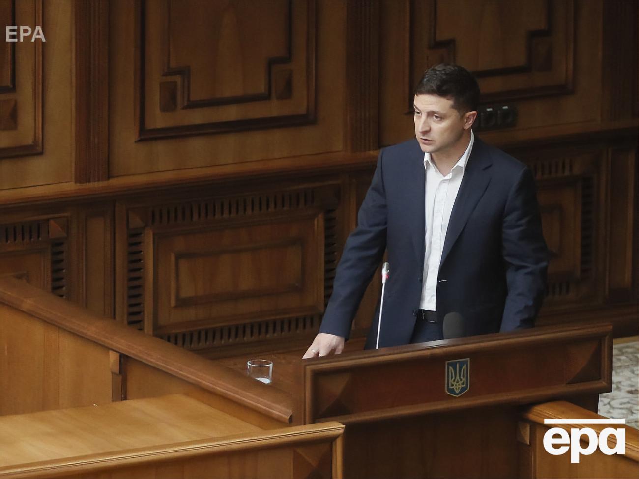 Зеленский (на фото) объяснил Рухани, что с погибшими должны попрощаться