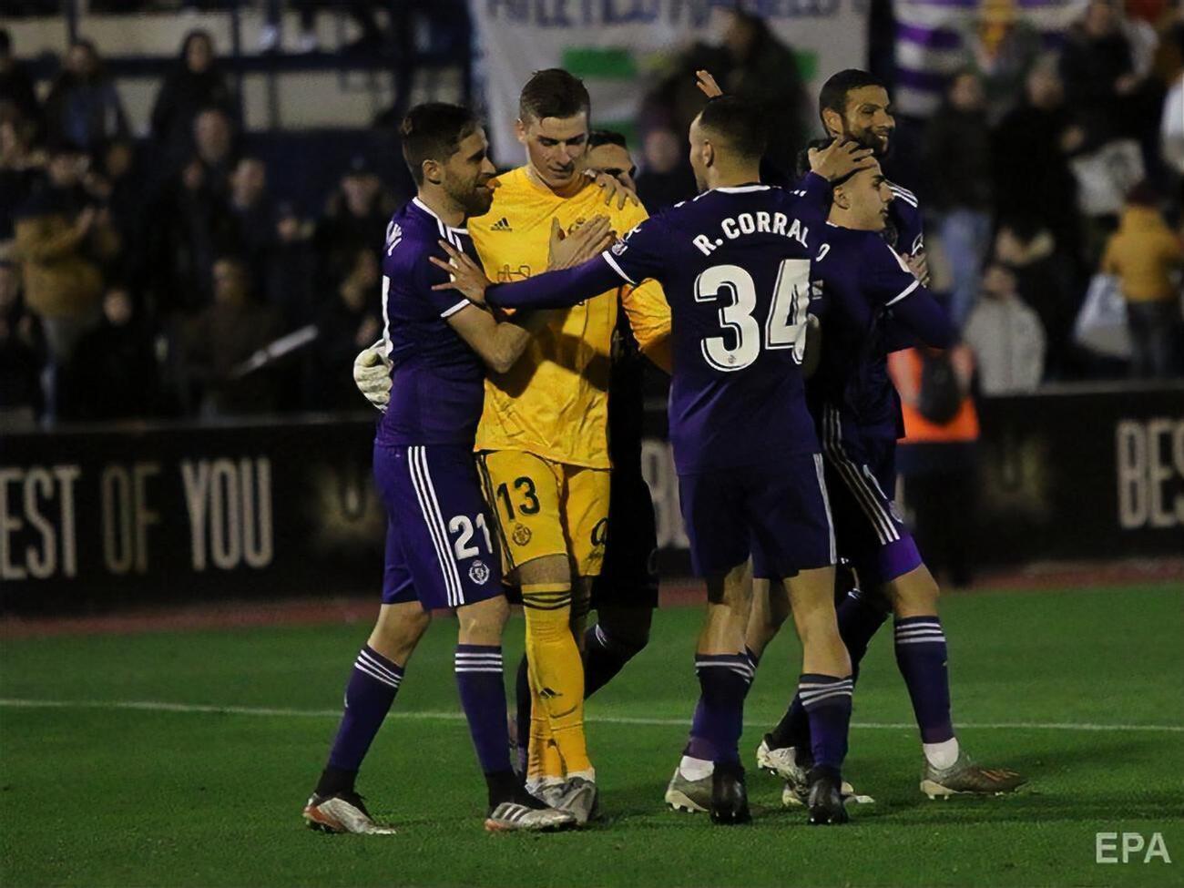 Лунин (в желтом) провел свой второй поединок за "Вальядолид"