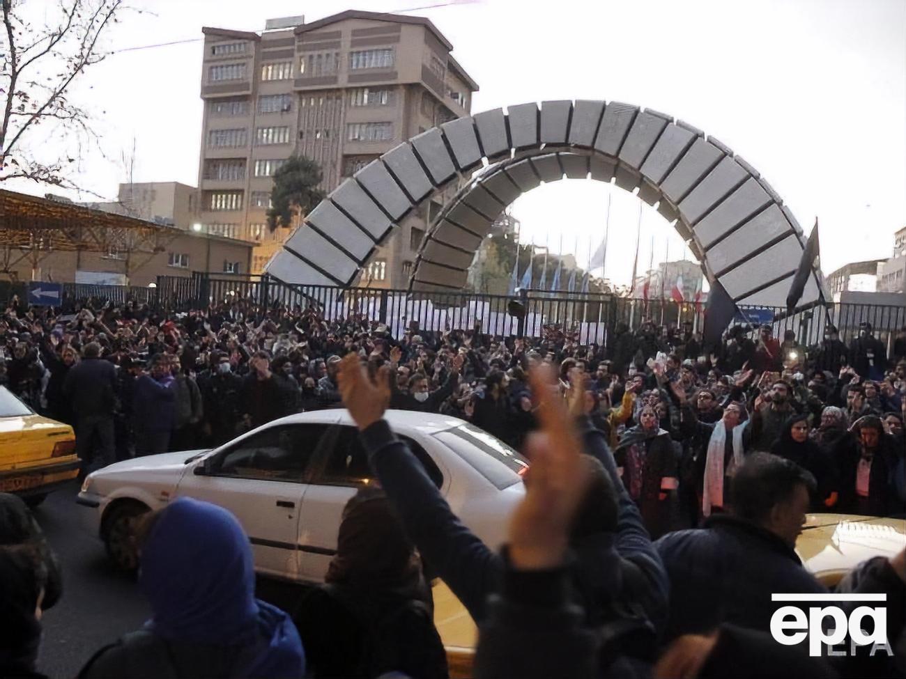 Демонстранти вийшли на вулиці в Тегерані й в інших іранських містах