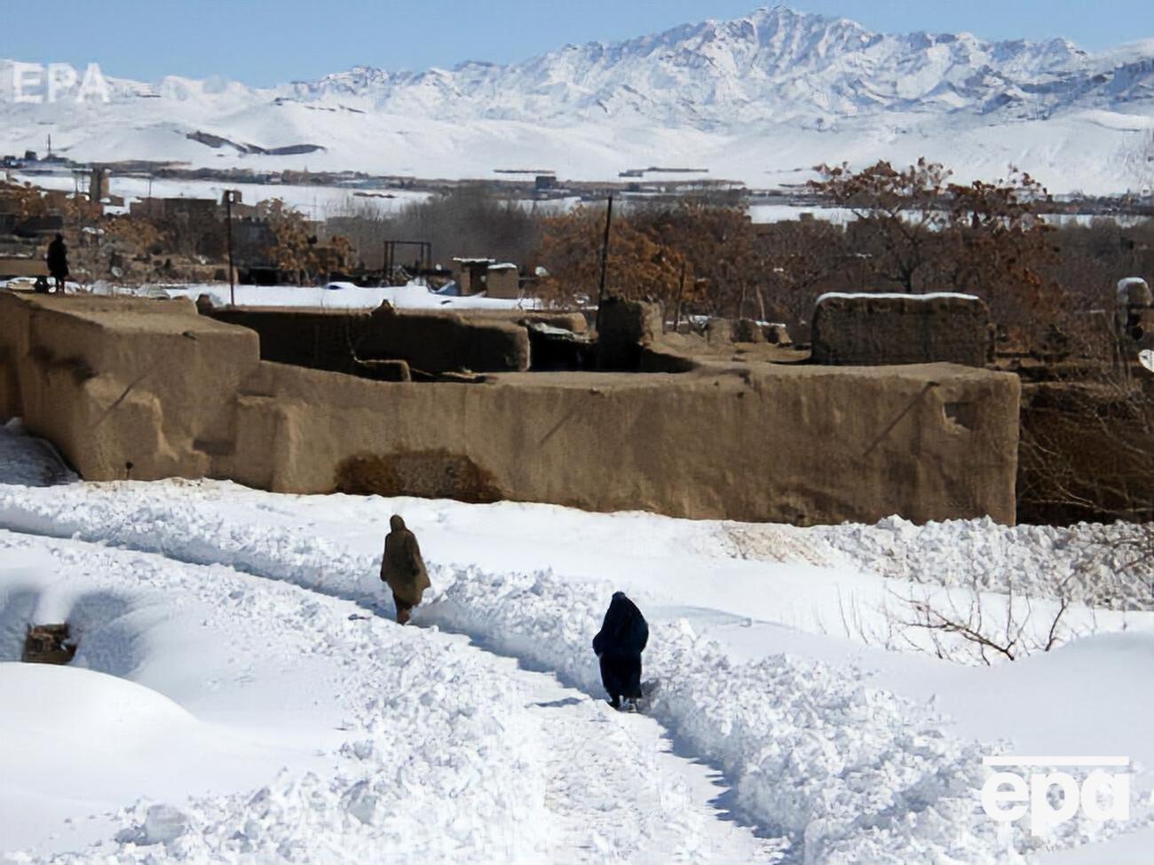 Из-за снега в некоторых домах в Афганистане обрушилась кровля