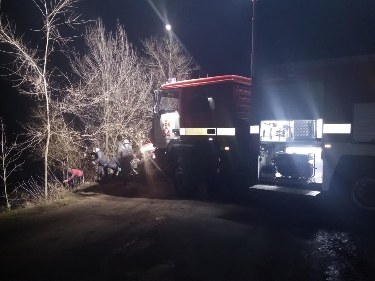 Спасатели с помощью лебедки вытащили легковой автомобиль из пруда на берег