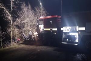 Спасатели с помощью лебедки вытащили легковой автомобиль из пруда на берег
