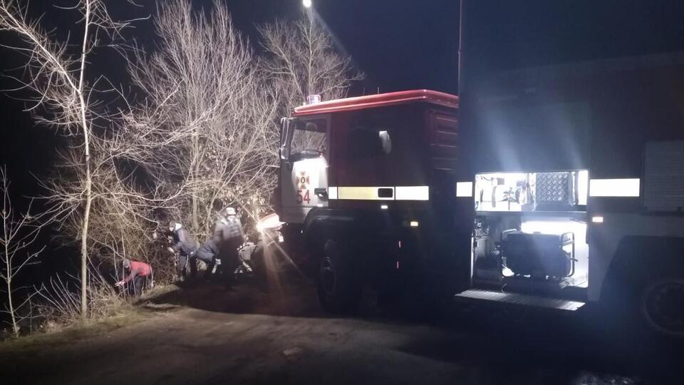 Рятувальники за допомогою лебідки витягли легковий автомобіль зі ставка на берег