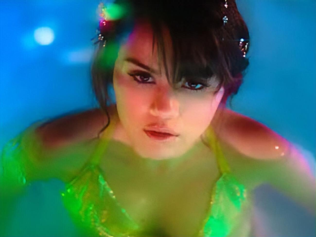 Гомес в ролике танцует в фантастическом саду