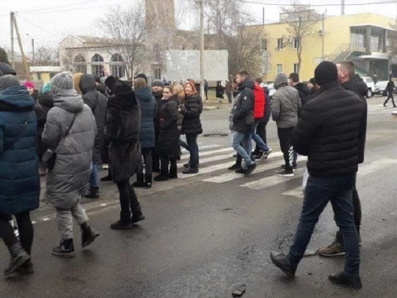 4&ndash;5 января митингующие в Каховке жгли шины и перекрывали дорогу у отделения полиции, требуя непредвзятого расследования убийства