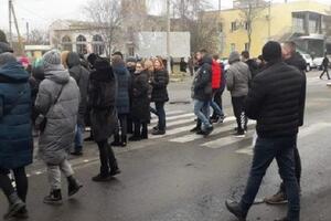 4–5 січня мітингувальники в Каховці палили шини й перекривали дорогу біля відділу поліції, вимагаючи неупередженого розслідування вбивства