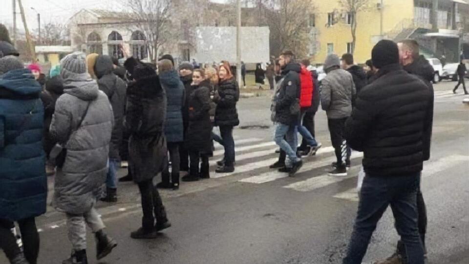 4–5 января митингующие в Каховке жгли шины и перекрывали дорогу у отделения полиции, требуя непредвзятого расследования убийства