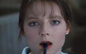 В оригінальному фільмі головну роль виконала Джоді Фостер