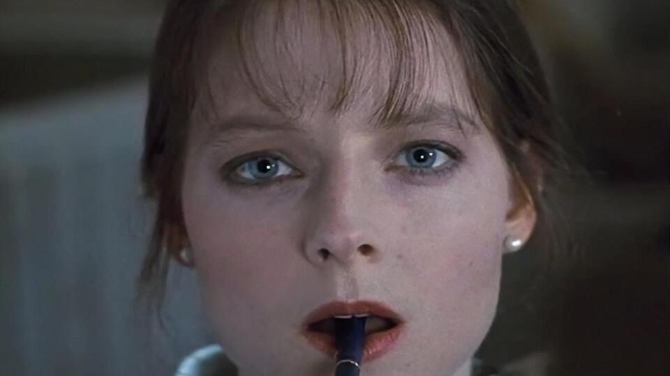 В оригінальному фільмі головну роль виконала Джоді Фостер