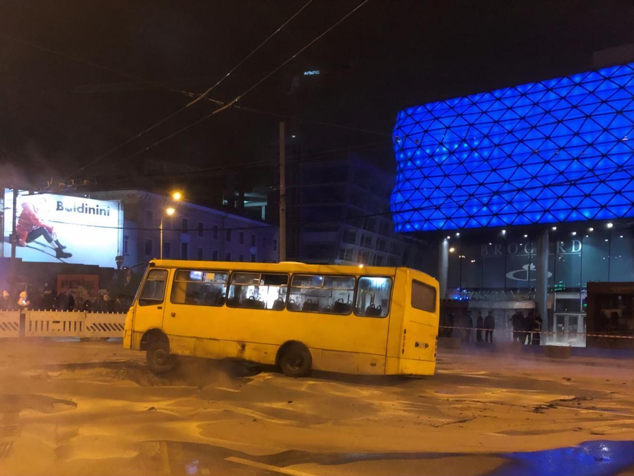 Из-за прорыва трубы возле Ocean Plaza пострадало девять человек