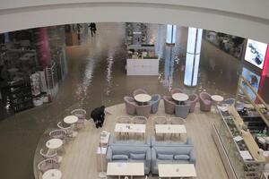 Роботу ТРЦ Ocean Plaza тимчасово зупинено