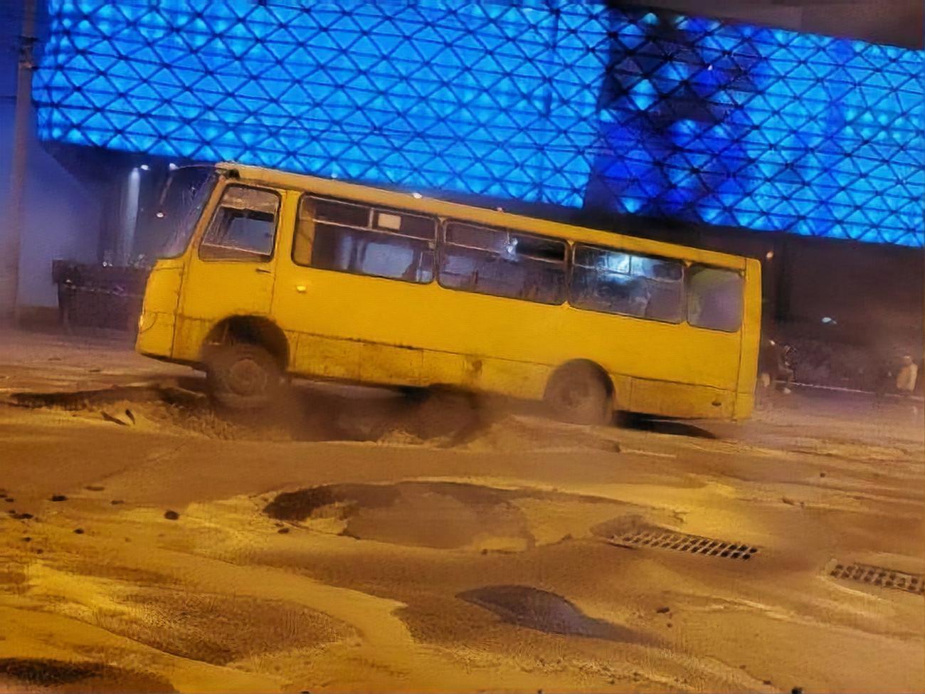 Через прорив труби в Києві постраждало 13 людей