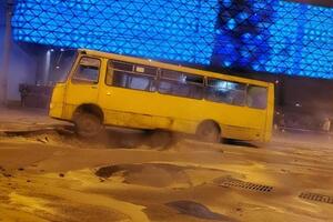 Из-за прорыва трубы в Киеве пострадали 13 человек