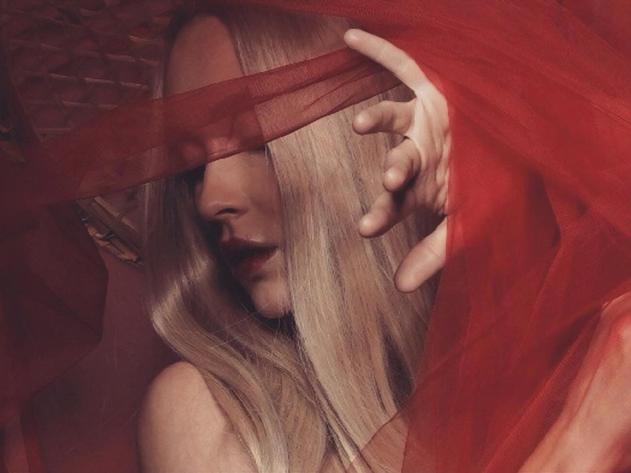 Николайчук появилась в кадре в красном